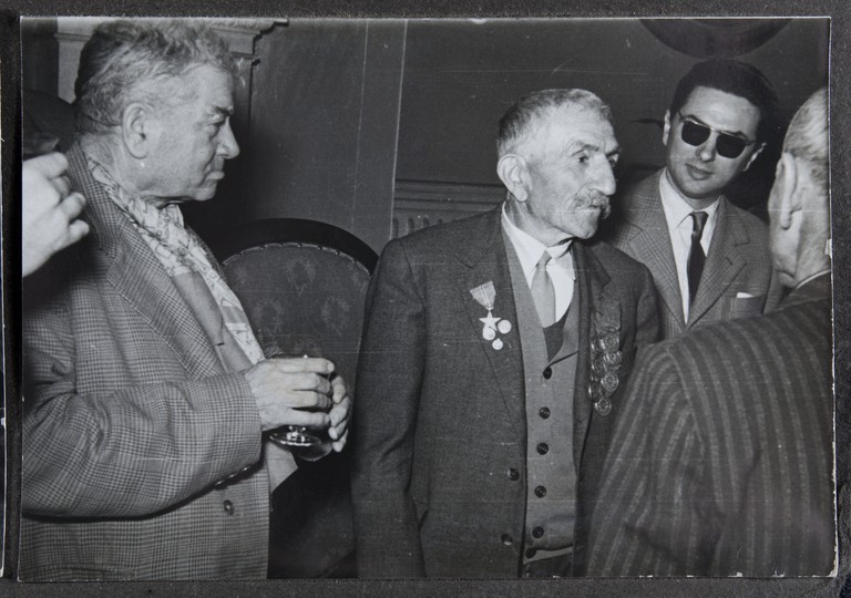 Reggio Emilia, 1955, Sala del Tricolore, Festeggiamenti per l'80° di Alcide Cervi, Alcide Cervi a colloquio